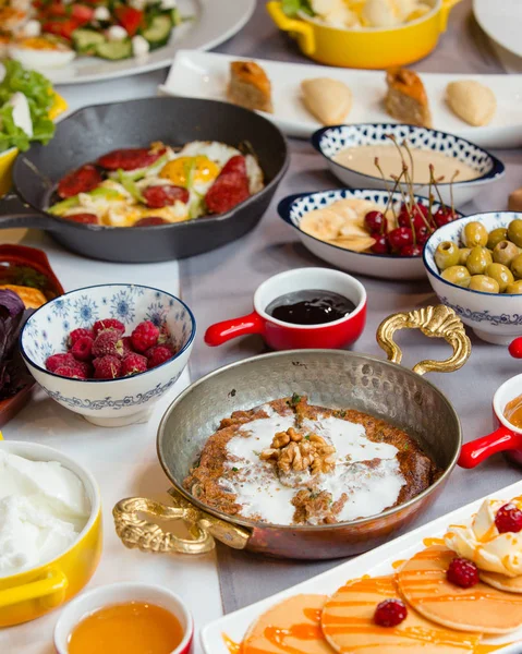 Mouthwatering tradycyjne azerbaijani śniadanie z kookoo, kiełbasa i jajko, naleśnik, sałatka — Zdjęcie stockowe
