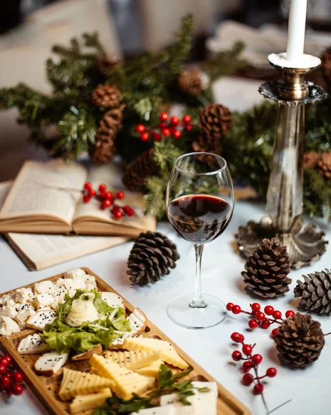 Käseplatte und ein Glas Wein — Stockfoto