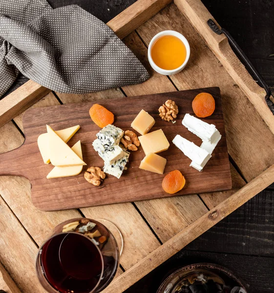 Cheese set on wooden board top view — Stock Photo, Image