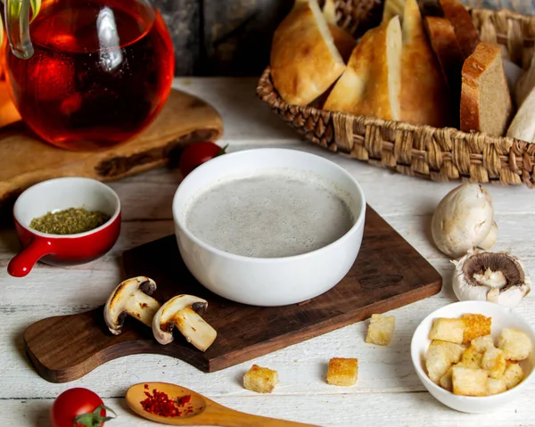 Un tazón de sopa de champiñones servido con relleno de pan —  Fotos de Stock