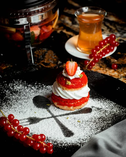 白クリームとストロベリーのフランス菓子 — ストック写真