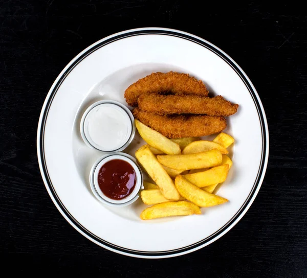 Kipnuggets en Franse frietjes — Stockfoto