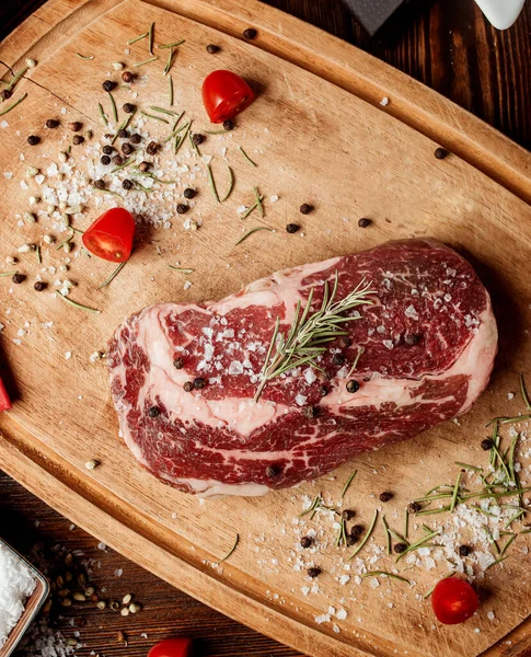 Trozo Carne Procesada Con Especias Una Tabla Madera —  Fotos de Stock