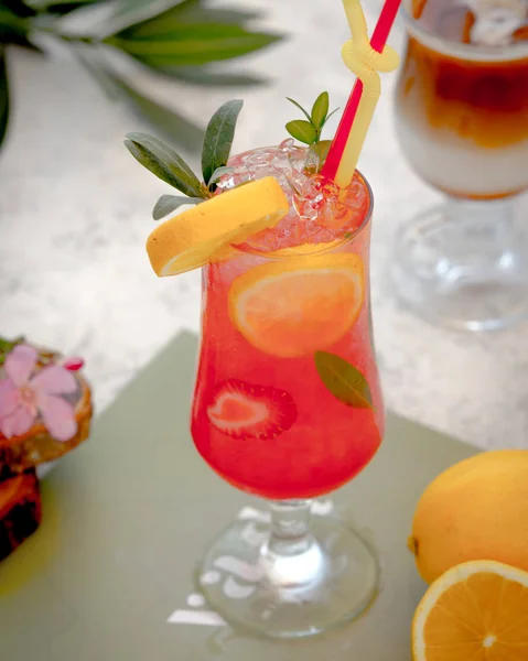 Ποτήρι κοκτέιλ φράουλας γαρνιρισμένο με φέτες λεμονιού — Φωτογραφία Αρχείου