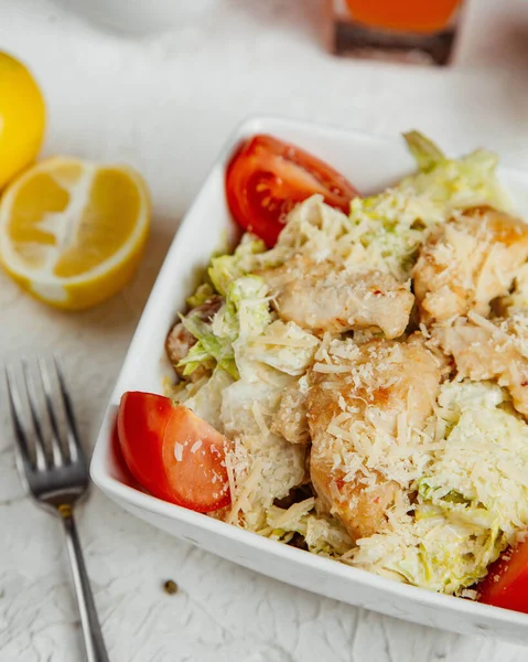 Sezar salatasını tavuk salatasıyla parmesanlı domatesle kapat. — Stok fotoğraf