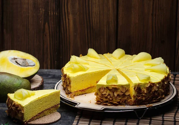 黄色芝士蛋糕加奶油奶油 — 图库照片
