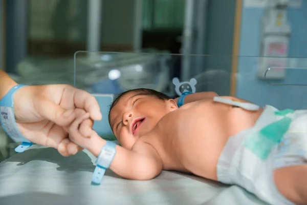 Padre toma de la mano de bebé recién nacido en pañales — Foto de Stock