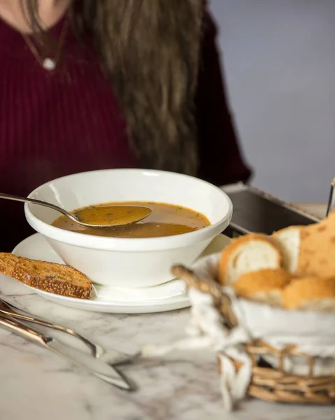 Sup lentil abu-abu di atas meja — Stok Foto