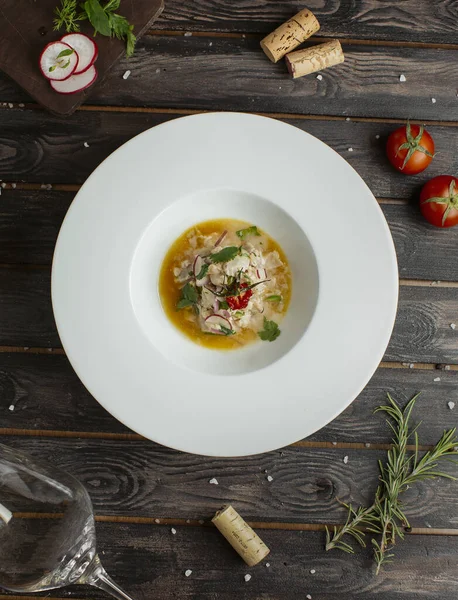 Vista superior da sopa de carne decorada com rabanete, coentro e tomate seco 2 — Fotografia de Stock