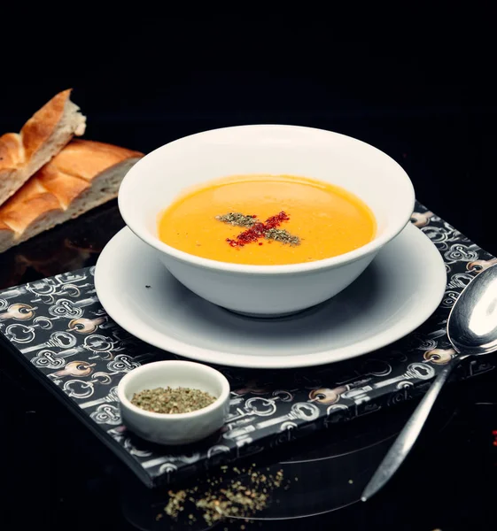 Сочевичний суп на столі — стокове фото
