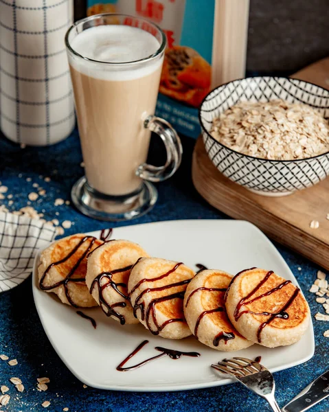Crêpes garnies de sirop de chocolat et de cappuccino — Photo