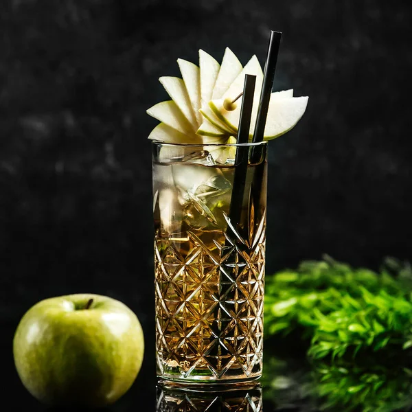 long island cocktail with apple slices