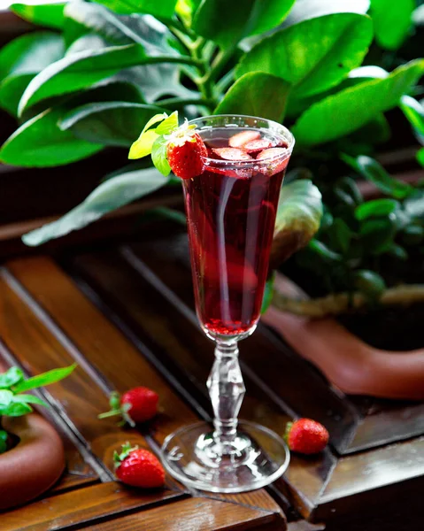 A glass of strawberry cocktail garnished with strawberry __ — Stok fotoğraf