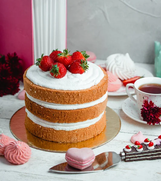 Pastel con crema batida y fresas —  Fotos de Stock