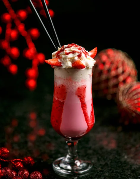 Milkshake aux fraises avec glace sur la table — Photo