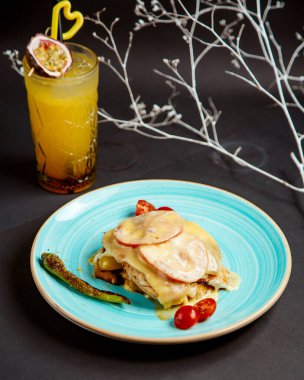 Erimiş peynir ve domatesli güveç.