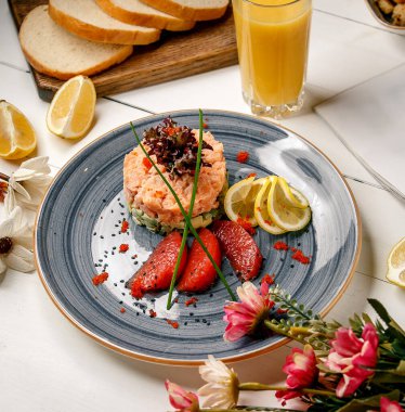 Tabağında meyve olan sebze salatası.