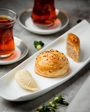 Şekerbur, baklava, gogal ve bir fincan çay.