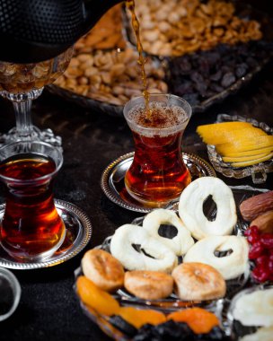 Bir fincan aromatik çay ve kurutulmuş meyve.