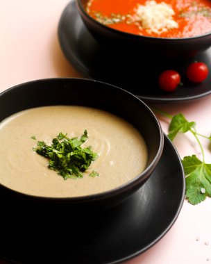 Mantar çorbası ve domates çorbası.