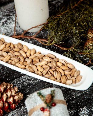 Masada kavrulmuş fıstık var.