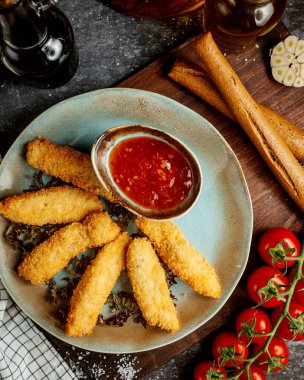 Tavuk nugget ve tatlı biber ile kraker.