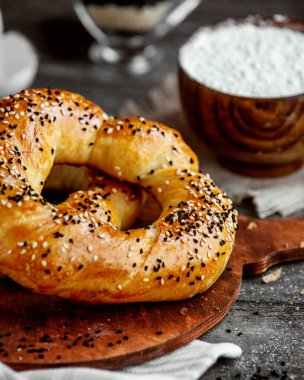 Susam ve rezene tohumlarıyla kaplı dairesel hamur işi.