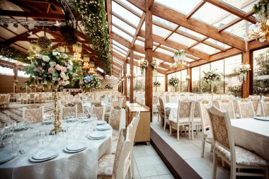 Masa sandalyeli restoran odası.