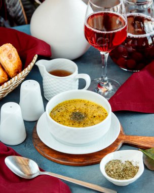 Bir kase azerbaijani dushbara hamur çorbası ve kurutulmuş nane ve sirke.