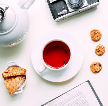 Kurabiyeli kırmızı çay.