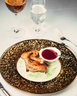 Böğürtlen soslu kızarmış tavuk kanadı.