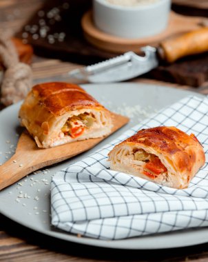 Tabakta sebzeli börek.