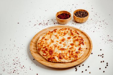 Kırmızı ve siyah biberli güveç.