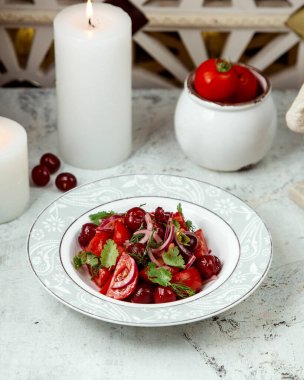 Kirazlı karışık sebze salatası.