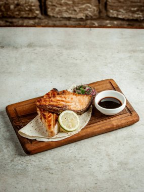 Narsharab soslu kızarmış somon.