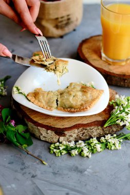 Peynirli fırın ve portakal suyuyla şifalı otlar.