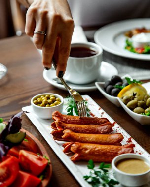 Kızarmış sosis taze fasulye ve hardal.