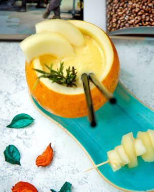 Kavun kabında kavun dilimleriyle süslenmiş kavun suyu manzarası.