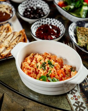 Kızarmış yumurta ve domatesli kahvaltı.