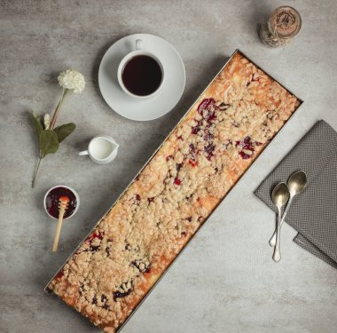 Böğürtlen reçelli uzun turtanın üst görüntüsü