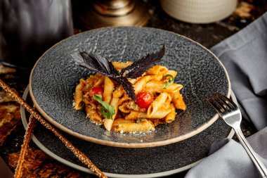 Fesleğenli peynirli makarna.