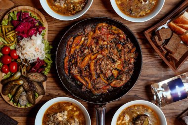 Kızarmış sebze ve turşulu et.