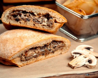 Kremalı soslu mantarlı ekmek.