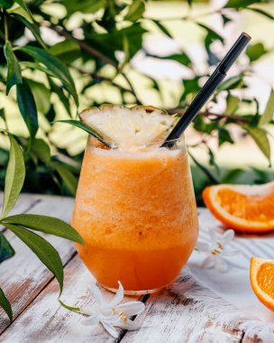 Masada taze buzlu portakal.