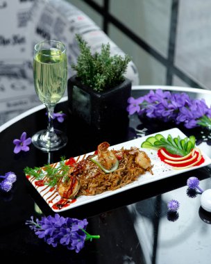 Kızarmış pirinç masada servis edilir.