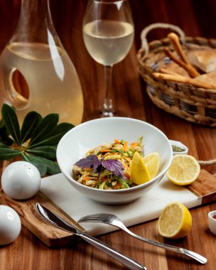 Limon aromalı ve limonlu sebze salatası.