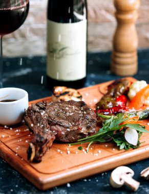 Sebzeli kızarmış kaburga ve bir bardak şarap.