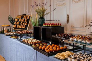 Farklı tatlı ve abur cuburlardan oluşan açık büfe masası