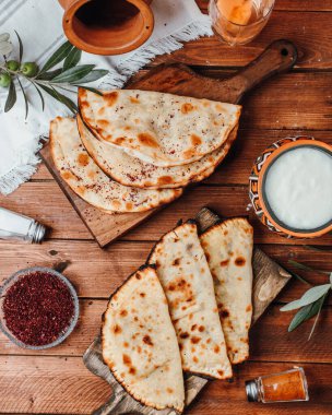 corat gutabs with meat on the table _