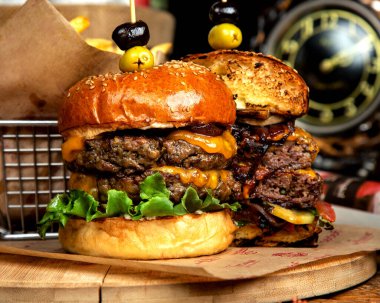 Zeytinli sığır burger.